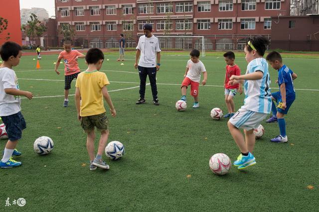图片报：16岁艾希霍恩索要1000万欧签字费，多特认为太高退出竞争
